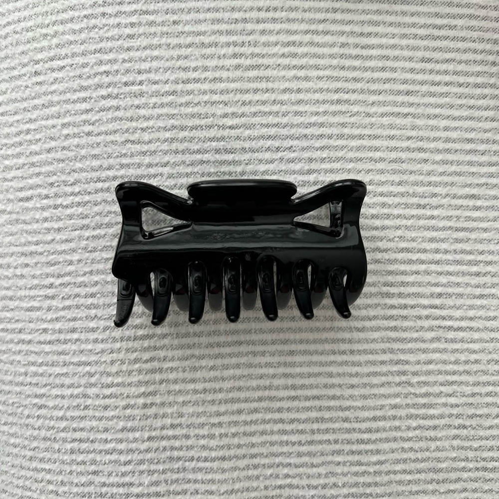 Black claw clip